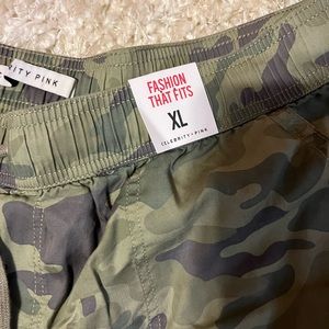 NWT womens camo joggers.